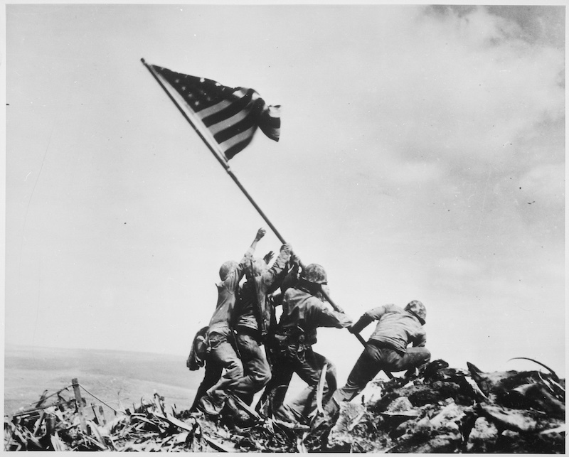 Photographies en guerre : Joe Rosenthal, U.S. Marines of the 28th Regiment, 5th Division, raise the American flag atop Mt. Suribachi, Iwo Jima, on Feb. 23, 1945 © National Archives and Records Administration / DR